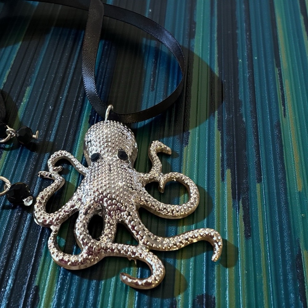 Shiny Silver Toned Octopus Pendant Choker Necklace - Picture 12 of 17